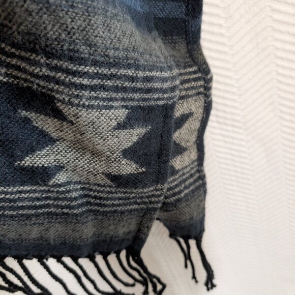 Charlie Paige Cape Navy Fringe Cozy Woven Wrap Shawl Southwestern Aztec NWT - Picture 10 of 12